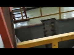 Fabrikada paslanmaz çelik rulo yassı işlemenin anlık çekimi